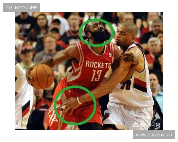 拉人犯规判罚标准详解：如何区分合理身体对抗与违规行为