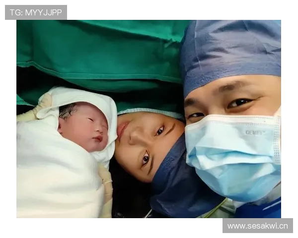 刷到吕小军的日常照，低调得像隔壁大哥，桌上那几张发票把我看傻了