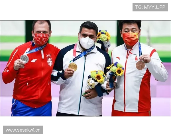 庞伟下班像隔壁大叔，镜头一转他的钱包直接劝退全场